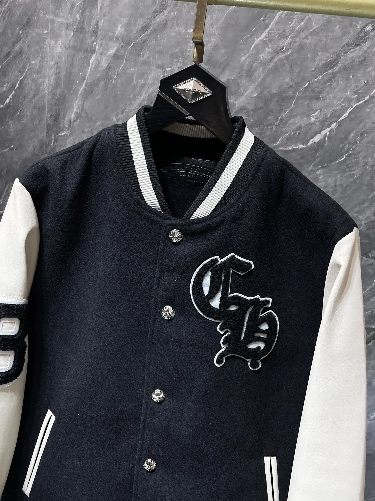 P436 Chrome Hearts 🍁Winter clothing is here🍁 Sanskrit Angry Birds woolen leather sleeves spliced ​​with baseball embroidery cotton jacket, heavy embroidery ➕ both sleeves and the whole leather. Counter synchronization, heavy industry! ! Customized woolen fabric, silk lining, customized hardware, not the ordinary version on the market! ! 🌈Recommended color: black and white color matching🌈Code number: S, M, L, XL